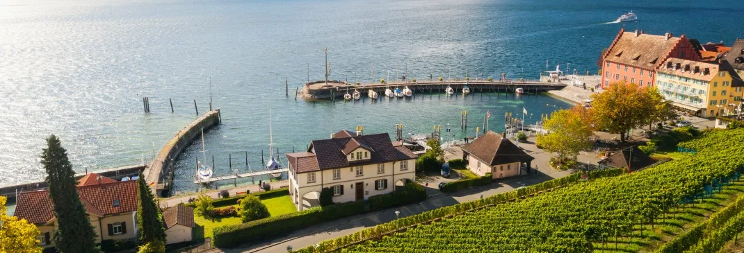 Bodensee bei Konstanz mit Steg und Booten.